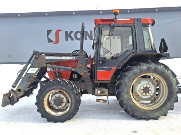 Case IH 4230 XL ETUKUORMAAJALLA