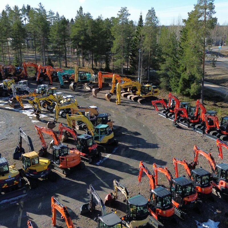 Ilmakuva vaihtokonevalikoimasta Kärsämäen Konesillan pihalla.