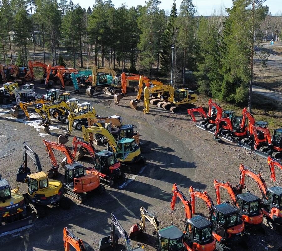 Ilmakuva vaihtokonevalikoimasta Kärsämäen Konesillan pihalla.