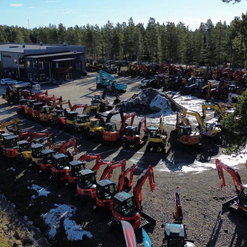 Ilma kuva vaihtokonevalikoimasta Kärsämäen Konesillan pihalla.