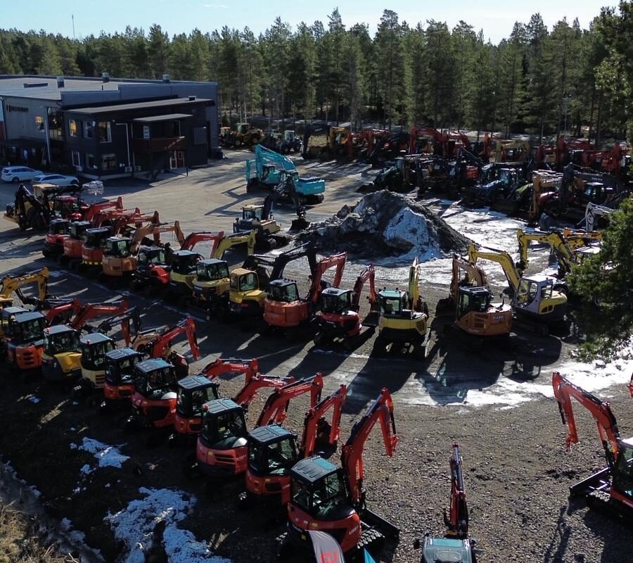 Ilma kuva vaihtokonevalikoimasta Kärsämäen Konesillan pihalla.