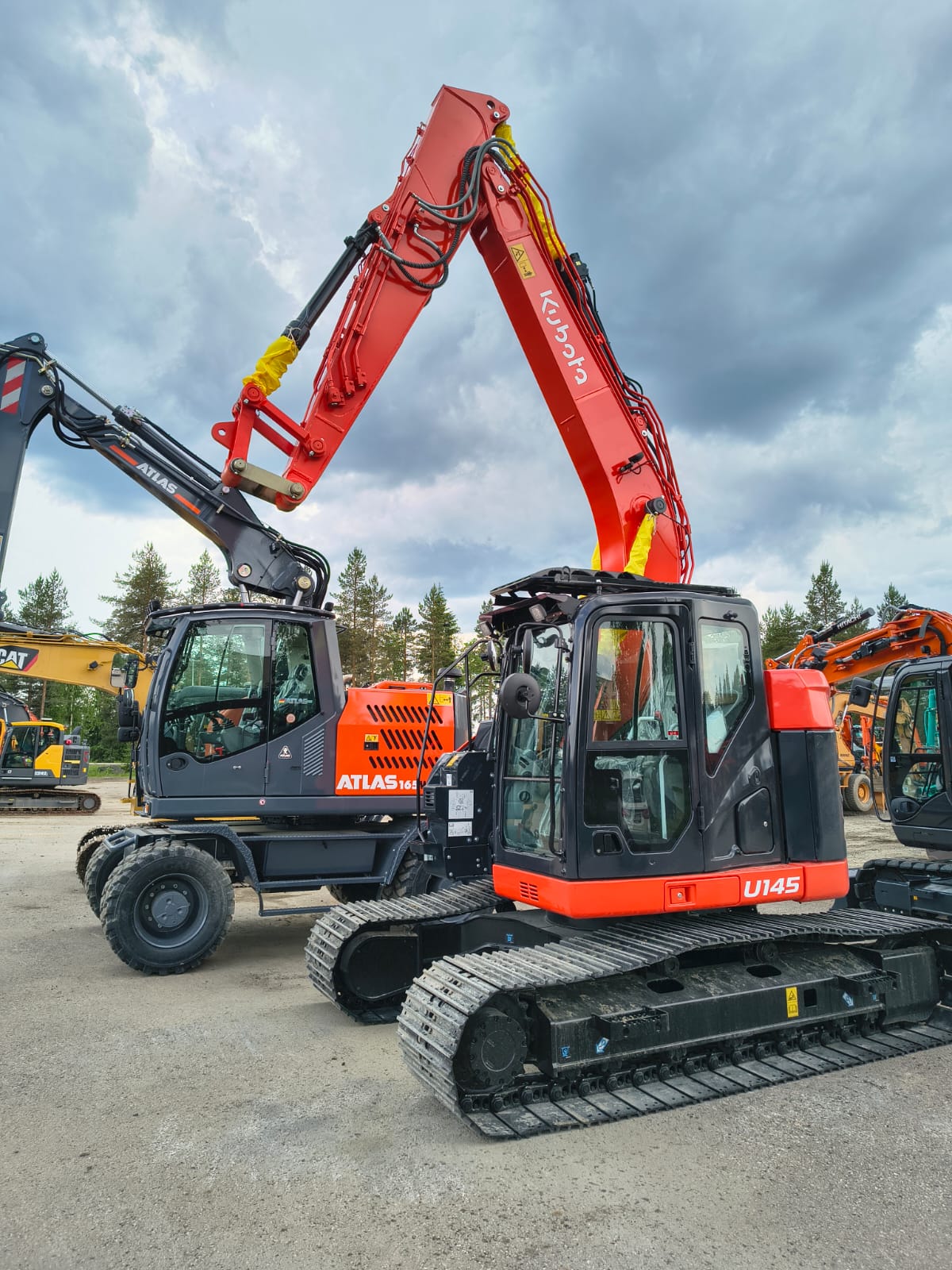 Kubota U145 Konesillan pihassa.